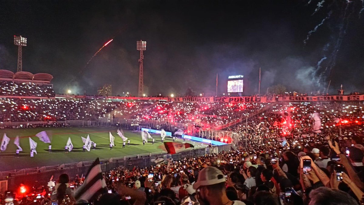 barrabrava_net's tweet photo. COLO-COLO LOCURA
Fiesta  de la hinchada de Colo-Colo. 45 mil personas un domingo a medianoche festejando el campeonato Chileno https://t.co/WGRbxTje9q