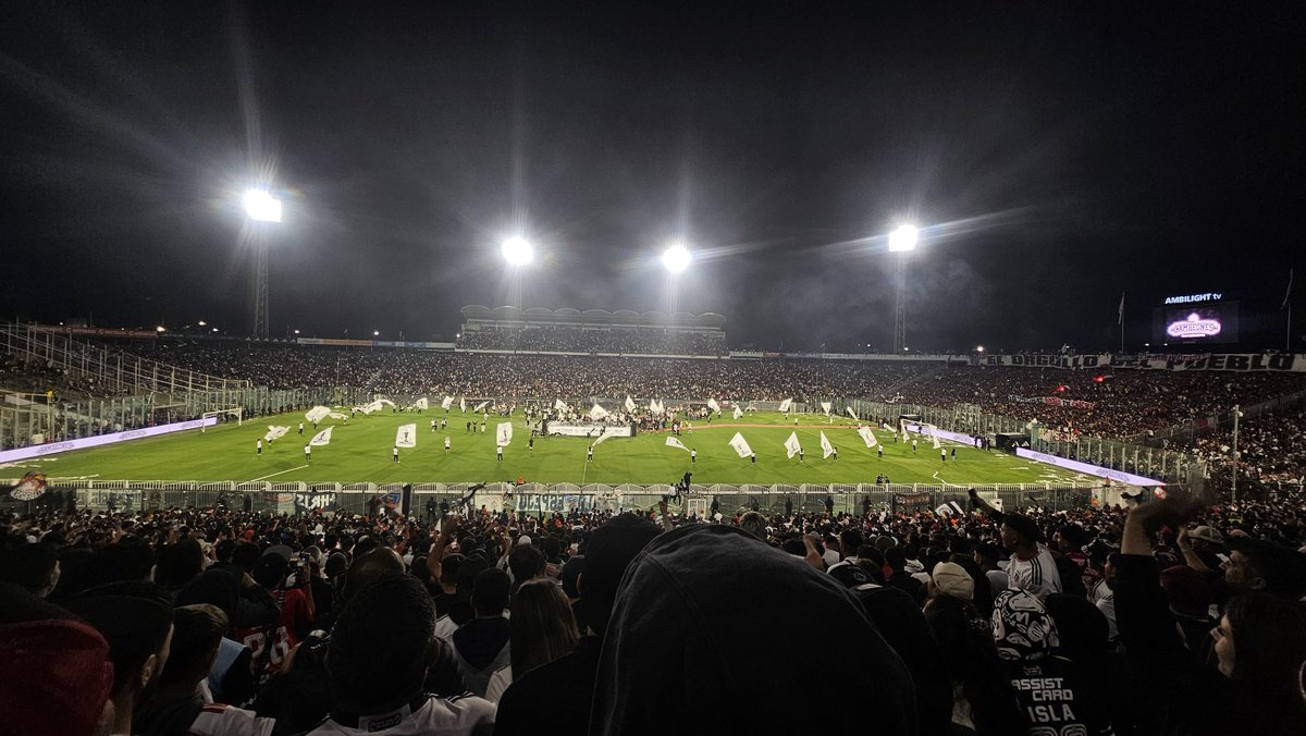barrabrava_net's tweet photo. COLO-COLO LOCURA
Fiesta  de la hinchada de Colo-Colo. 45 mil personas un domingo a medianoche festejando el campeonato Chileno https://t.co/WGRbxTje9q