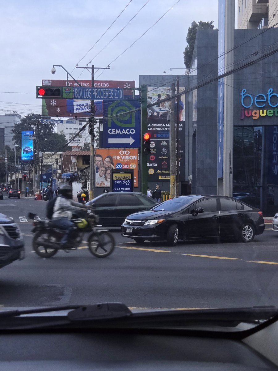 Susa0209's tweet photo. @amilcarmontejo  y las multas para la gente que hace esto en pleno Blvd los próceres https://t.co/T3mKy5ZPyb