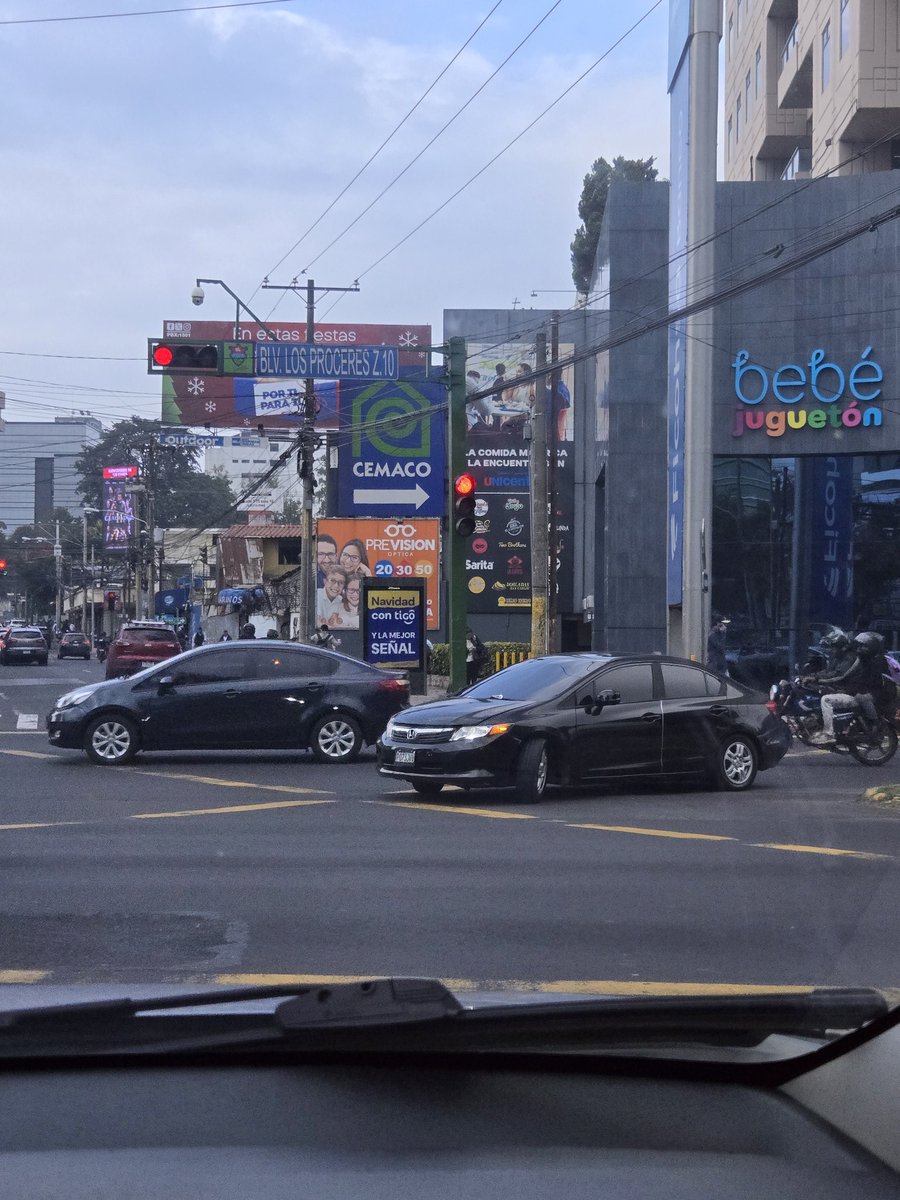 Susa0209's tweet photo. @amilcarmontejo  y las multas para la gente que hace esto en pleno Blvd los próceres https://t.co/T3mKy5ZPyb