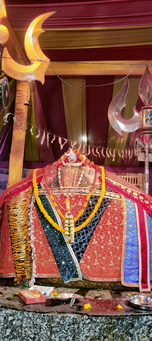 panditmishraji's tweet image. आज दिनांक 11-11-2024 सोमवार को कुबेरेश्वर धाम सीहोर के प्रदोष काल संध्या आरती का भव्य दर्शन
कुबेरेश्वर भंडारी आप सभी की मनोकामना पूरी करे
#kubereshwardhamsehore #kubereshwarmahadev #sihorewale 
#kubereshwardhamkeupay #Pandit_Pradeep_Ji_Mishra