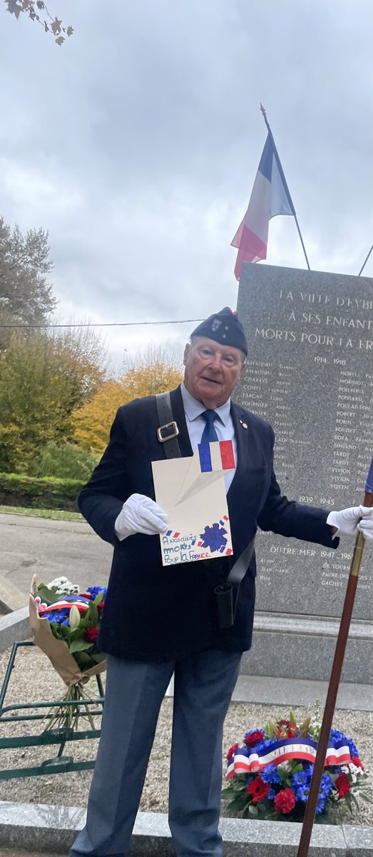 KaderMedjbeur's tweet photo. Remise à Monsieur Marquet François, ancien combattant du dessin en hommage aux morts pour la France, réalisé par Eya Benmoussa , élève de CAP EPC au lycée Portes de l’Oisans à Vizille. #11novembre #academiedegrenoble #eybens #vizille #capepec #lyceeportesdeloisans https://t.co/PbX1ycSZrR