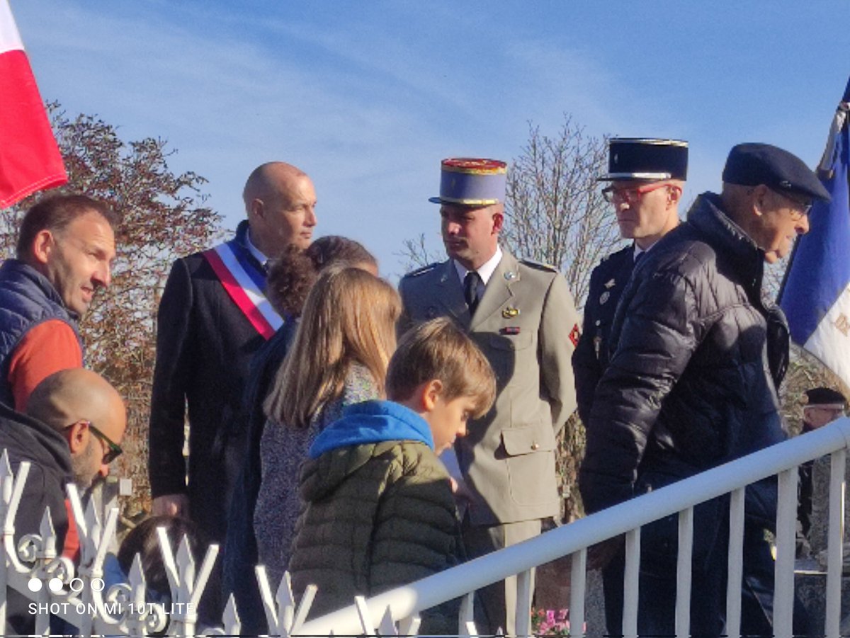 ExpositoEmmanu1's tweet photo. En ce #11Novembre, à #Epannes, rappelons-nous que la #paix n'est jamais acquise. C'est un combat de chaque jour, qui nous concerne tous. Honorons le passé en agissant pour un #avenir plus serein. https://t.co/Bp447KdhdP
