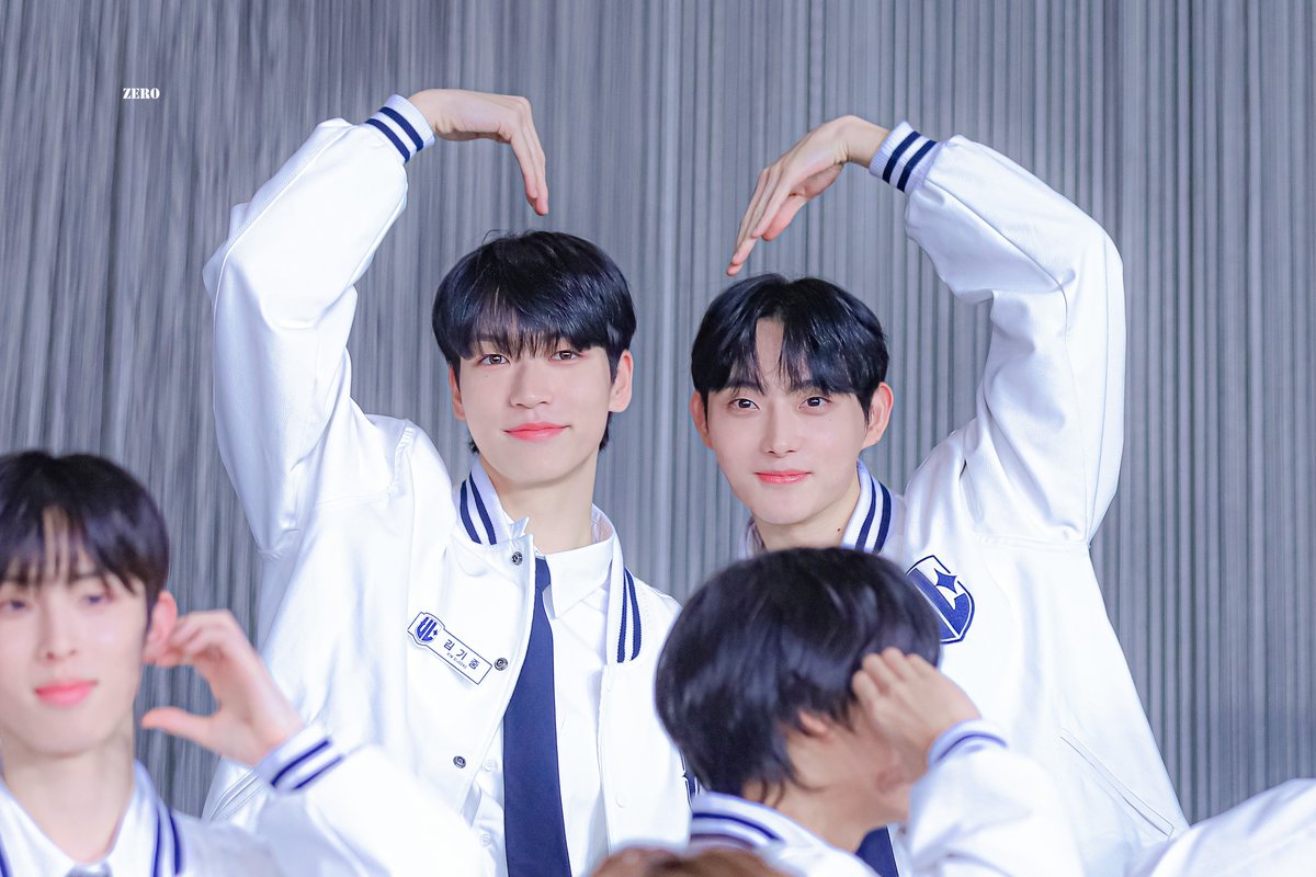 gj_zero124's tweet photo. 241109 

사랑이 넘치는 기요미들🫶🏻💗🫰🏻✨️

#김기중 #기중 #김대윤 #대윤
#KIMGIJOONG #GIJOONG #KIMDAEYUN #DAEYUN https://t.co/cKJYHpC0a7