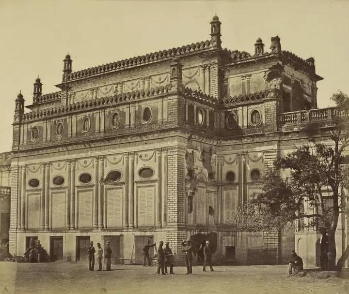 KhushhalPathan's tweet photo. बेगम की कोठी, लखनऊ - 1858
#lacknow
#oldphotograph
#history
#इतिहास_की_एक_झलक https://t.co/s7eSPTYHrV