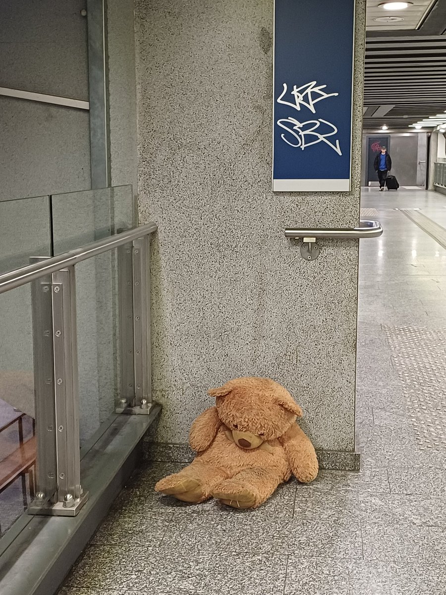 NeytsBram's tweet photo. @NMBS dag nmbs er is iemand zijn grote vriend vergeten in Brussel zuid aan peron 17 https://t.co/zakr2Knr8R