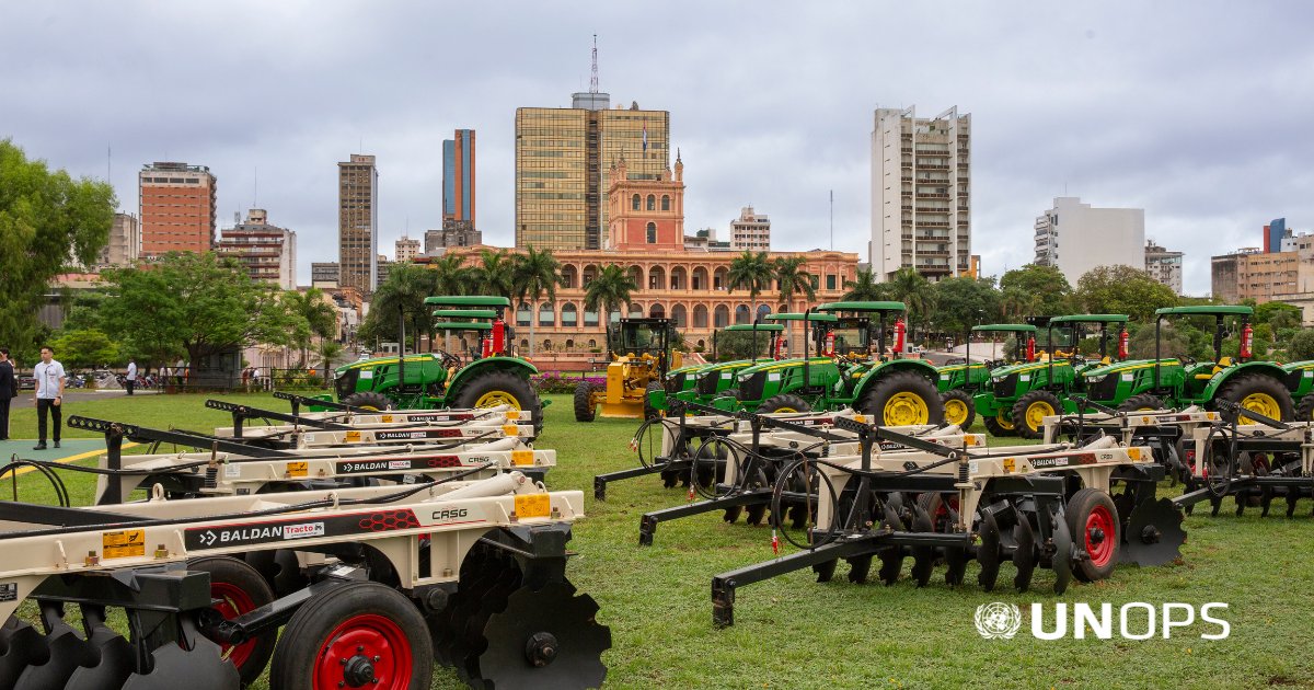 RobertCarrilloC's tweet photo. Acompañamos la entrega de 24 maquinarias viales y agrícolas a 10 gobernaciones en #Paraguay, junto a @itaipuparaguay @PresidenciaPy. Esto fortalece la infraestructura local, mejora los servicios públicos e impacta positivamente en las comunidades 🇵🇾 
➡️https://t.co/ooGT9S55W5 https://t.co/zwsKnZZHmt
