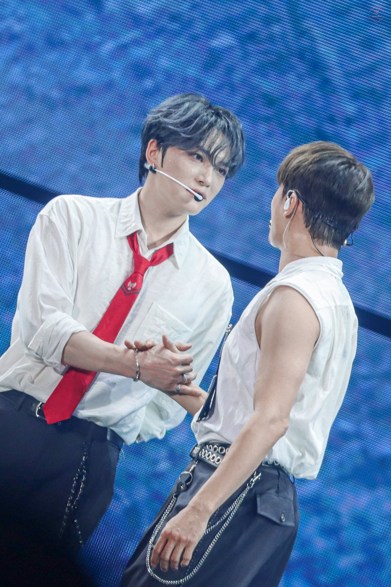 xmasrose_1226's tweet photo. 241110 JX 콘서트 'IDENTITY'

Don't say goodbye
그 손을 놓지 말라는 마음이 들려요

#김재중 #김준수 #JX_IDENTITY 
#Jaejoong #XIA #JX https://t.co/XEgjnbnOro