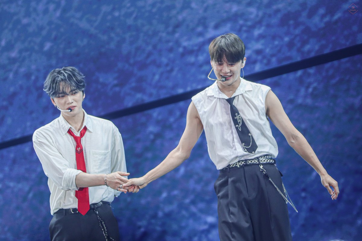 xmasrose_1226's tweet photo. 241110 JX 콘서트 'IDENTITY'

Don't say goodbye
그 손을 놓지 말라는 마음이 들려요

#김재중 #김준수 #JX_IDENTITY 
#Jaejoong #XIA #JX https://t.co/XEgjnbnOro