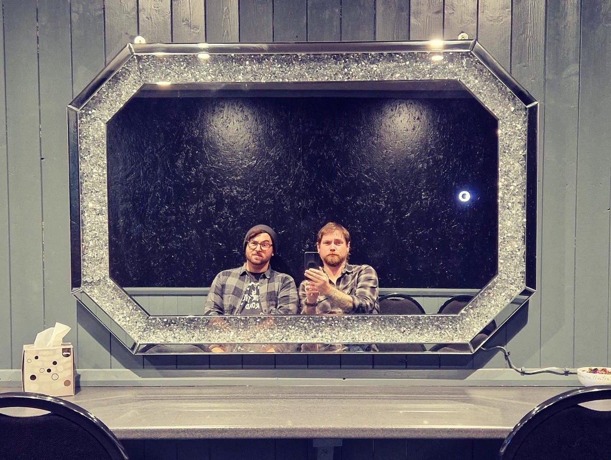 On Friday I’m supporting <a href="/GazBrookfield/">Gaz Brookfield</a> at <a href="/Aces_Bar/">Aces and Eights Bar</a> in London!

0 🎟’s left available, but maybe check Gaz’s FB group ‘Gaz Brookfield Land Pirates’ for spares! 

Got a 🎟️? See you there! 

Wonder what happens backstage? Mirror selfies. It’s mirror selfies. 

UNTIL THEN

B
x