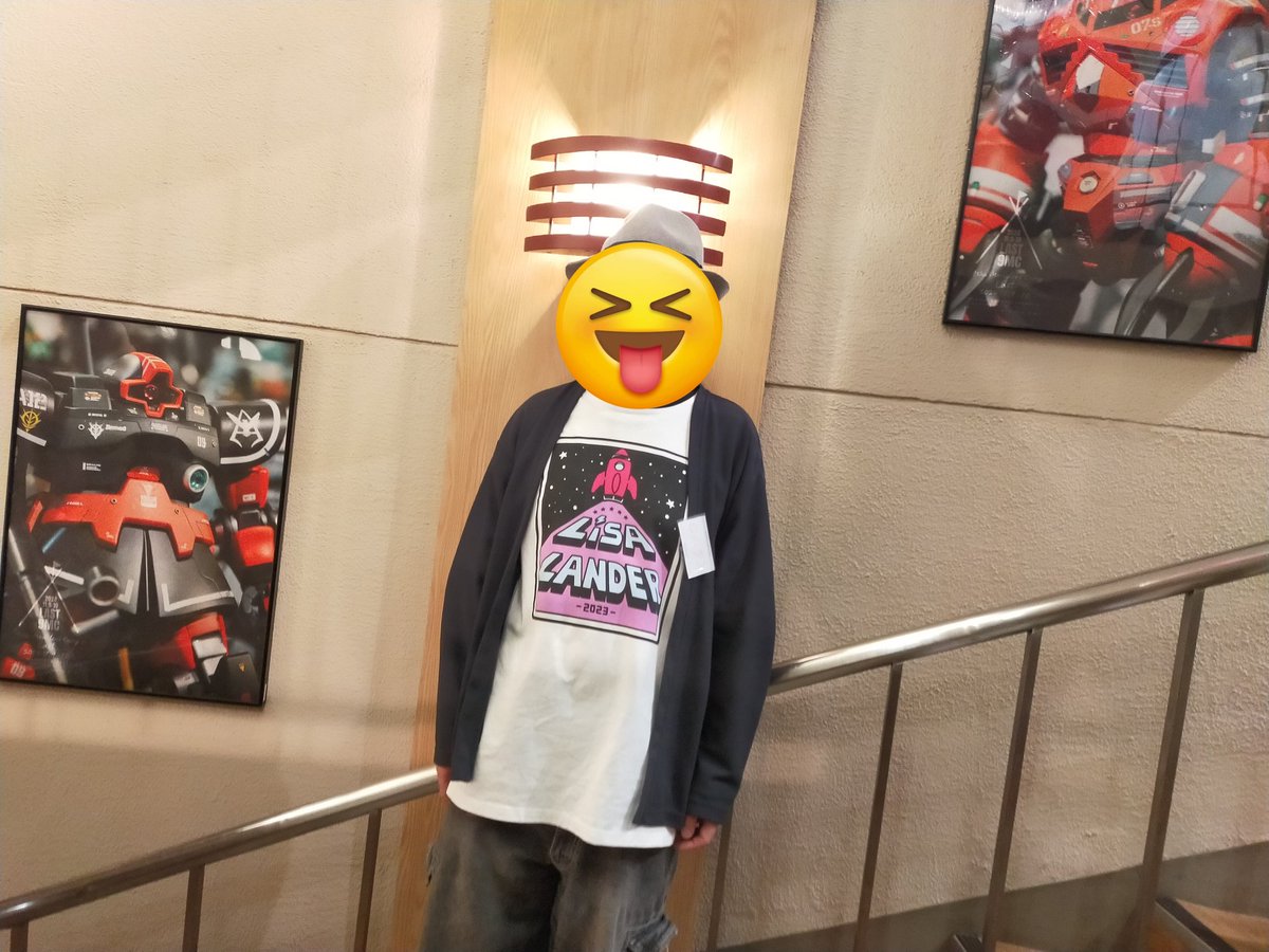 v1m30Sxi1jPSP6K's tweet photo. TSUTAYA三年坂店にて。てるぞうさんの昨年の作品のポスター2枚も飾っており同氏と撮影。羨ましい限り！なんかクリエイターっぽくてカッコイイです
#9MC https://t.co/UVhoSmse8x