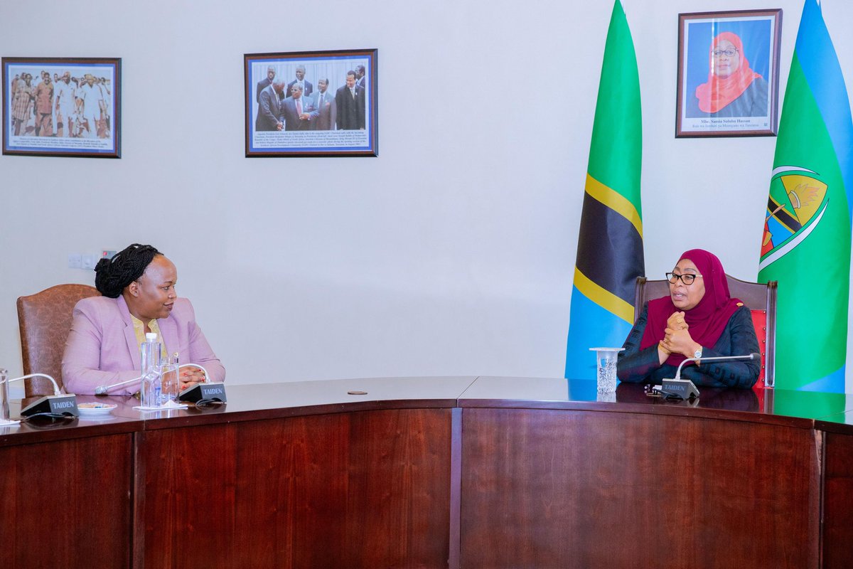 ikulumawasliano's tweet photo. Rais wa Jamhuri ya Muungano wa Tanzania, Mhe. Dkt. Samia Suluhu Hassan amekutana na kufanya mazungumzo  na Katibu  Mkuu wa Jumuiya ya Afrika  Mashariki, Bi. Veronika Mueni Nduva, alipofika Ikulu, Jijini Dar es Salaam leo tarehe 11 Novemba, 2024 ikiwa ni mara ya kwanza kukutana nae tangu Katibu Mkuu huyo aliposhika nafasi hiyo  mwezi Juni, 2024.