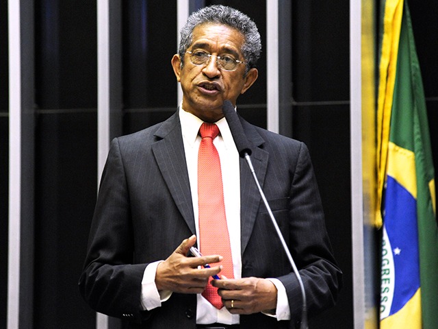 lazarorosa25's tweet photo. FIM DA ESCALA 6X1: Vicentinho (PT-SP) é um dos deputados que assinaram a PEC pelo fim da escala que explora e destrói com a saúde física e mental dos trabalhadores brasileiros.

Parabéns @VICENTINHOPT https://t.co/ibf1kKORA0