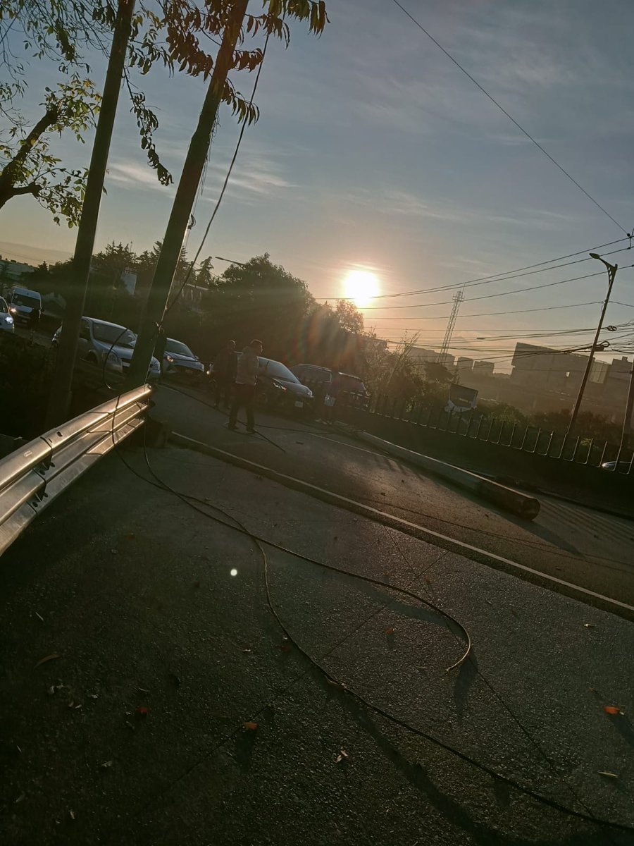 ADNoticiasMex's tweet photo. #AlertaVial 🚨

🚛 Tráiler choca y se lleva un par de postes sobre la carretera Federal #México-#Toluca, a la altura de Gayosso, km 18, dirección a la capital mexiquense.

📸 RRSS https://t.co/k09TR1LSzY