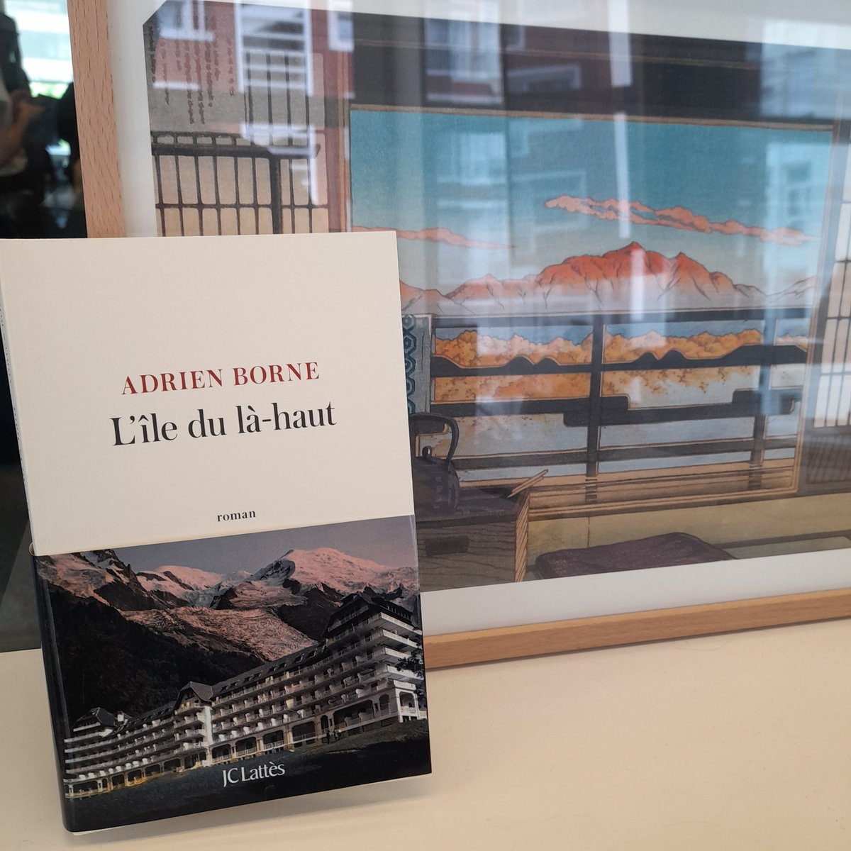 Dimanche lecture 📚 (qui est en fait un lundi, mais qui ressemble à un dimanche).

L'élégance et la délicatesse de <a href="/adrienborne/">Adrien Borne</a> se retrouvent dans son roman "L'île du là-haut" - je vous en recommande chaleureusement l'achat et la lecture ! Un beau récit sur le soi profond.