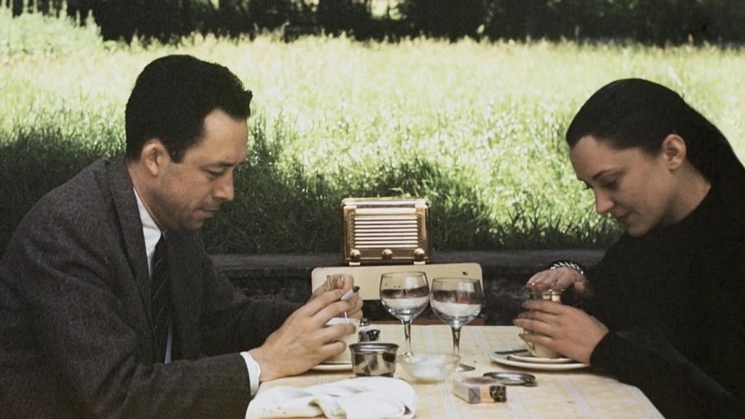 ¡Qué entrañable fotografía de Albert Camus y María Casares! Nos recuerda esta frase suya: "Si aquellos a quienes comenzamos a amar pudieran saber cómo éramos antes de conocerlos… podrían percibir lo que han hecho de nosotros.”