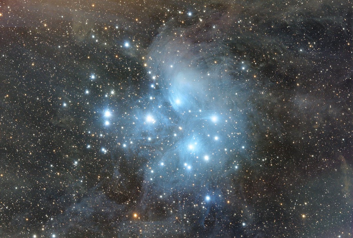 Las Pléyades, siete hermanas o M45. Cúmulo estelar abierto que refleja su luz el gas que tiene alrededor. Lo capturé el pasado 2 de noviembre con el Rasa 8" y la cámara Explore Scientific deep sky astro 26MP.
184 tomas de 2'.
#CielosEsa