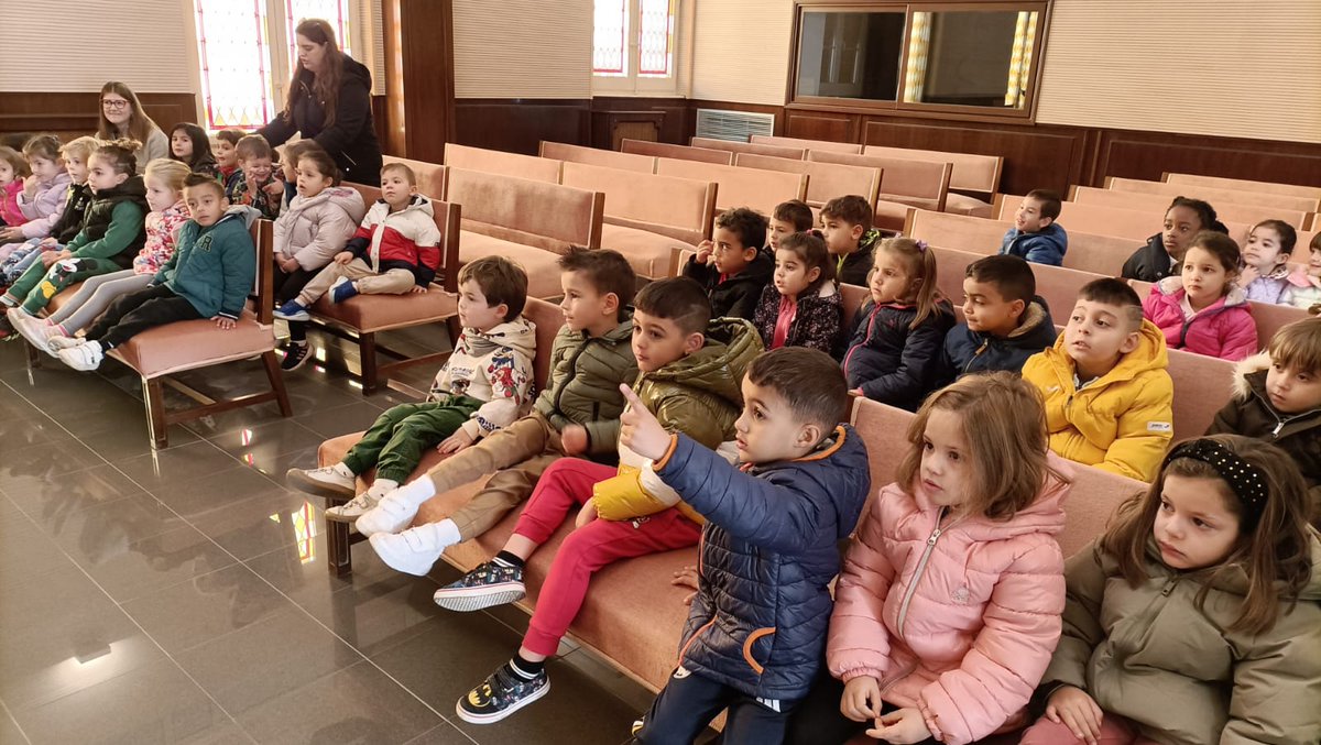Unos 100 niños y niñas del #CPCERVANTES han visitado hoy las instalaciones municipales de la <a href="/PoliciaEjea/">Policía Ejea</a> y el Ayuntamiento en una jornada en la que han disfrutado muchísimo, y esperamos hayan aprendido un poquito como funcionan algunos de los servicios públicos de Ejea 👏