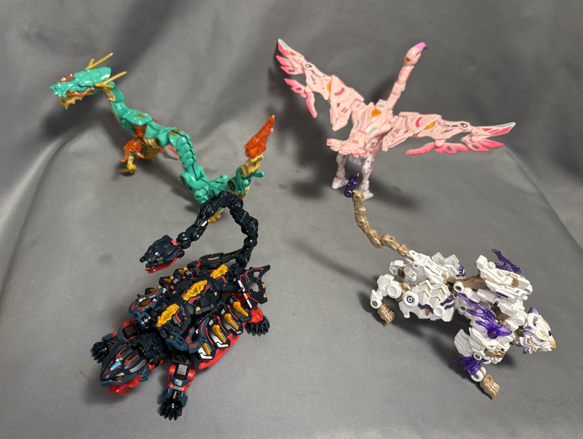 shitopiccyan's tweet image. #INFINITYBOX  新作、玄武ことXUANWU到着。
四神の中で最も怪獣ぽくて一番楽しみにしていたが、期待通りめっちゃカッコいい。
相変わらず超難しい変形だけど、他の四神?も何やかんやで何も見ないで変形できたしまぁ何とかなるだろ。
さて、残る朱雀はどんなデザインになるかとても楽しみ。

#52TOYS