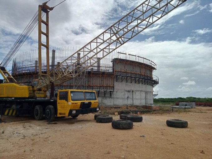 arcos_varadero's tweet photo. #CubaVencerá Se realiza labores de reparación en la grúa Luna de 150t de @UebClarapara continuar las tareas de encofrado del tercer anillo.
#UGDC2
@lupa09806521
#ARCOSVaradero
@LuisValdsS59124
#MatancerosEnVictoria @CubaMicons https://t.co/5b1OPldELz