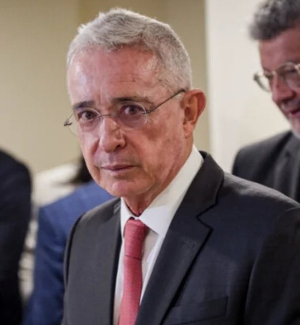 Miaruiz0922's tweet image. 🚨Para usted cuál de ellos es el cerebro detrás de Pegasus?
Uribe =🔂
Duque = ❤️