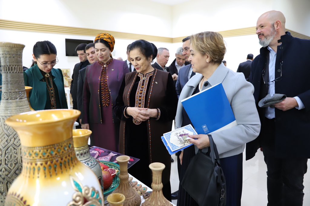 narine_sahakyan's tweet photo. Inspired by the creativity of youth &amp; artisans at the “Ecology of Culture” Festival in Dashoguz! The vibrant display of eco-friendly crafts, traditional attire, and the passion of youth perfectly align with our strong commitment to advancing the #CreativeEconomy in Turkmenistan. https://t.co/yKl6rlLgW7