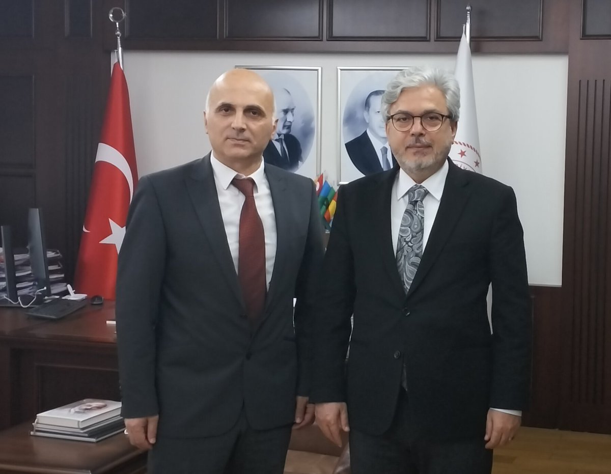Milli Eğitim Bakan Yardımcımız Sayın Ömer Faruk YELKENCİ'yi makamında ziyaret ettim. Hüsnü kabulleri için bakanıma çok teşekkür ederim