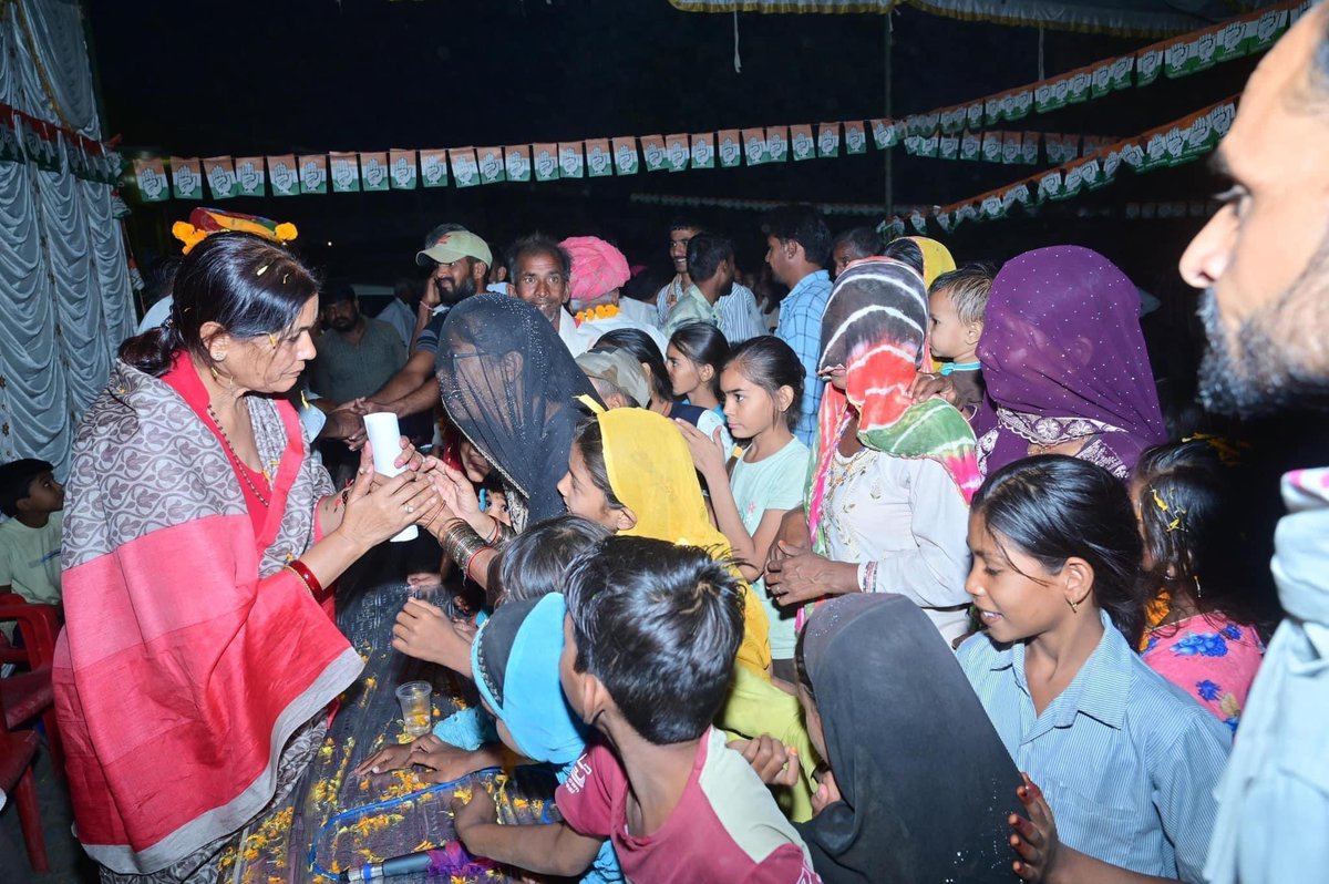 स्नेह, सम्मान व अपनापन
आज हरसोलाव में अपनों से स्नेह, समर्थन व आशीर्वाद प्राप्त किया तथा 13 नवंबर को बैलेट नंबर 2 पर हाथ के निशान वाला बटन दबाकर कांग्रेस को वोट देने की अपील करी। आपके साथ व सहयोग से हम विकास की नई राह पर चलेंगे।

<a href="/INCRajasthan/">Rajasthan PCC</a> <a href="/GovindDotasra/">Govind Singh Dotasra</a>
