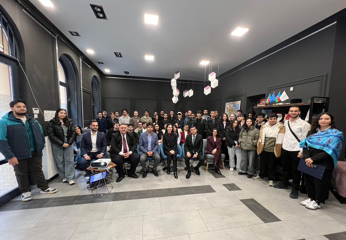 Dünən Macarıstandaki Azərbaycan Evində  təhsil almaq məqsədilə Macarıstana yeni gələn tələbələrimizlə görüşüb Zəfər və Bayraq günümüzü birlikdə qeyd etdik. Hər kəsə təhsil və karyera başlanğıcında uğurlar!✊