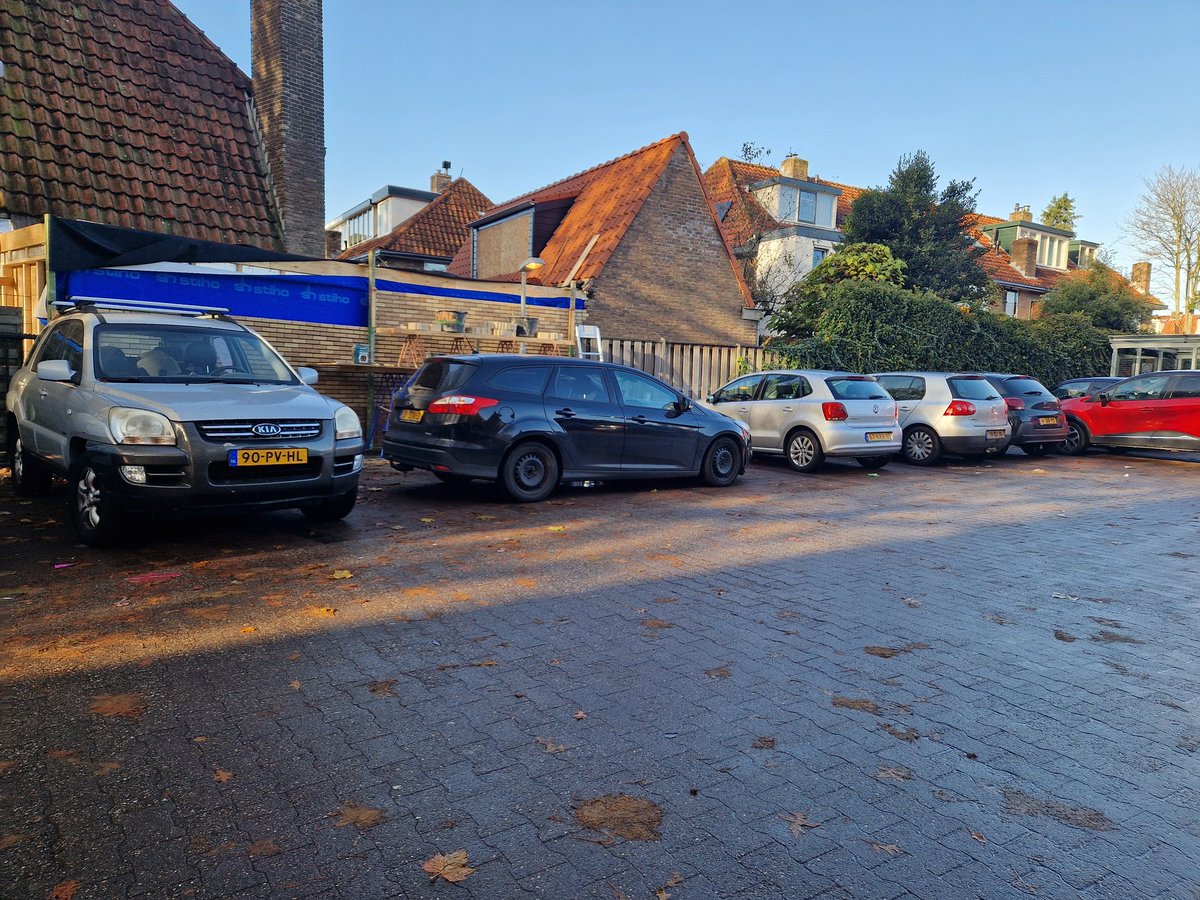 Ed Bakker (@geuzenbuurt) on Twitter photo Parkeren blijft moeilijk. Parkeren blijft moeilijk.