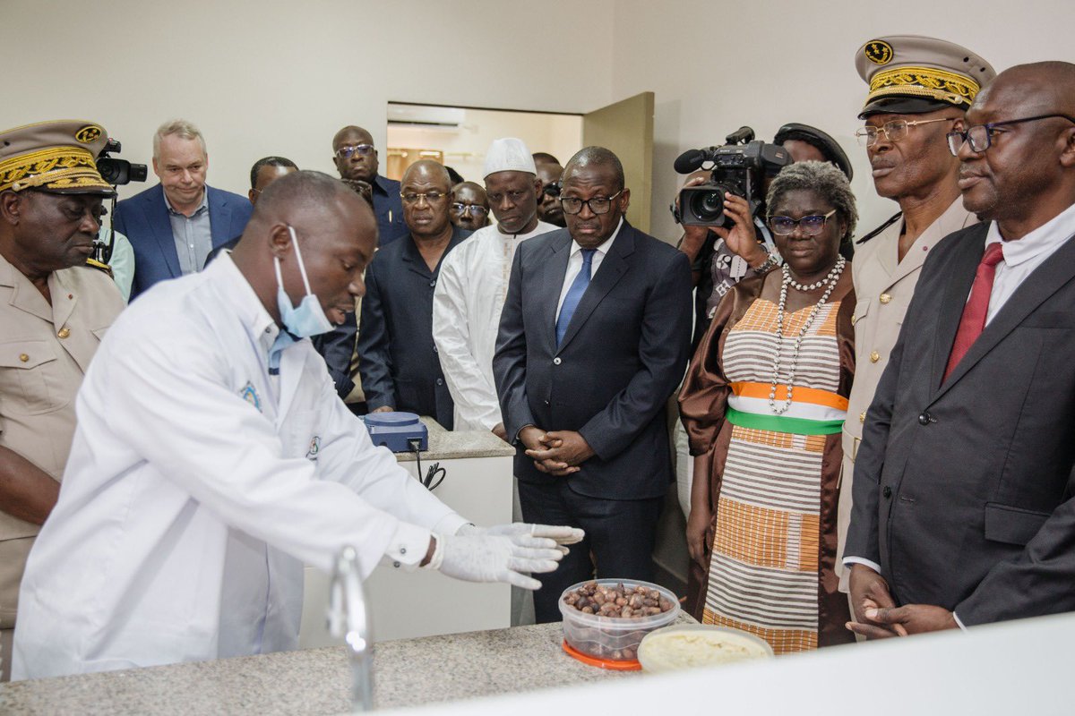 Cotedivoireoff_'s tweet photo. INAUGURATION DE DEUX LABORATOIRES POUR LA FILIÈRE KARITÉ À KORHOGO 

Les laboratoires Amadou Gon Coulibaly situé au sein de L’Université Peleforo Gon Coulibaly de Korhogo (UPGC) ont été  inaugurés le samedi 9 novembre 2024 par le Ministre, Directeur de Cabinet du Président de la République, Fidèle Gboroton Sarrassoro.
Ces deux laboratoires à la pointe de la technologie sont dédiés à la filière karité en son sein. 

Offerts par le Projet des chaines de valeur compétitives pour l’emploi et la transformation économique (PCCET), dans le cadre de son initiative dénommée Programme Karité Ivoire (PKI), ces laboratoires se concentrent sur la micropropagation in vitro et le contrôle qualité du karité et de ses produits dérivés. 

#PCCET #PKI #PKI225