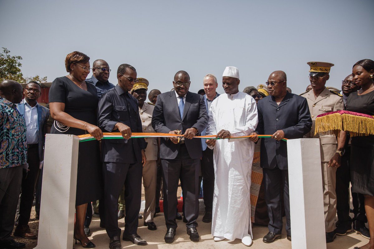 Cotedivoireoff_'s tweet photo. INAUGURATION DE DEUX LABORATOIRES POUR LA FILIÈRE KARITÉ À KORHOGO 

Les laboratoires Amadou Gon Coulibaly situé au sein de L’Université Peleforo Gon Coulibaly de Korhogo (UPGC) ont été  inaugurés le samedi 9 novembre 2024 par le Ministre, Directeur de Cabinet du Président de la République, Fidèle Gboroton Sarrassoro.
Ces deux laboratoires à la pointe de la technologie sont dédiés à la filière karité en son sein. 

Offerts par le Projet des chaines de valeur compétitives pour l’emploi et la transformation économique (PCCET), dans le cadre de son initiative dénommée Programme Karité Ivoire (PKI), ces laboratoires se concentrent sur la micropropagation in vitro et le contrôle qualité du karité et de ses produits dérivés. 

#PCCET #PKI #PKI225