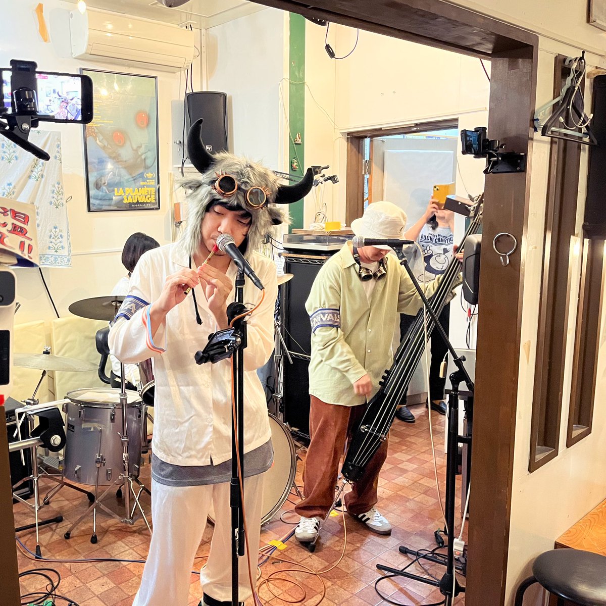 tamochi_ikamzz's tweet photo. CARNIVALSさん、リズムが独特な不思議な音楽でめちゃ気持ちよかったです〜。異国のカーニバルの音楽って感じで楽しく踊れます(*^^*) https://t.co/pwmBysk3nu