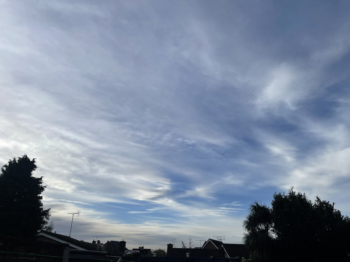 LynxTotem's tweet image. I guess we are not going to be allowed the Sun today as forecast here. 🙄London 11/11 9am #Geoengeneering #weathermodification #weathermod
