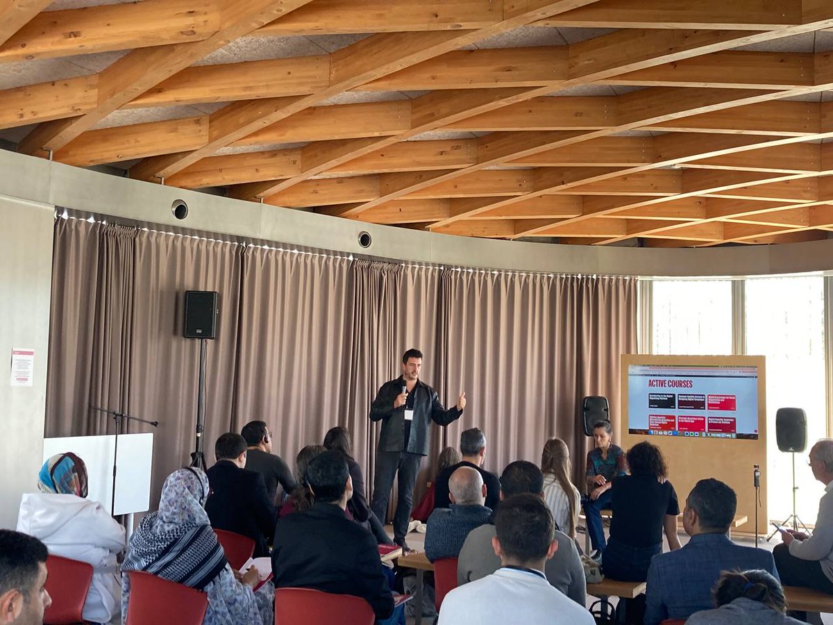 🟠The director of <a href="/novact__/">NOVACT</a>, <a href="/gervasonivila/">Luca Gervasoni i Vila</a>, starts with some welcoming words:

"We need to, as civil society,  reflect on our strategies to keep building a world where everyone's rights are respected"