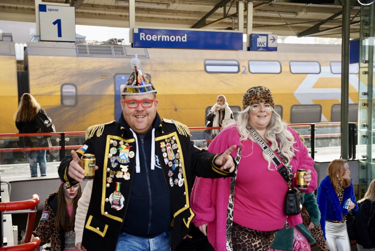 Het is de 11devande11de! En dat betekent dat het carnavalsseizoen begint. In Roermond op het Stationsplein start zo en daarom delen we pinnen uit op het station. Alaaf! nieuws.ns.nl/het-is-de-11de…