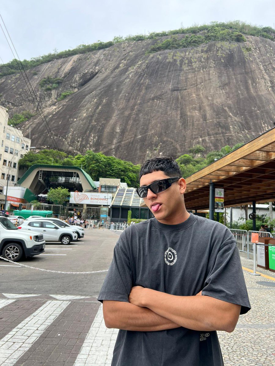 PobreTemo's tweet photo. Feliz cumpleaños papi que dios te llene de bendiciones hoy y siempre. 

Un abrazo enorme desde República Dominicana 🇩🇴 🤗🥰

@alfonsolacruzz 🪅🥂 https://t.co/RyPdGN3AGx