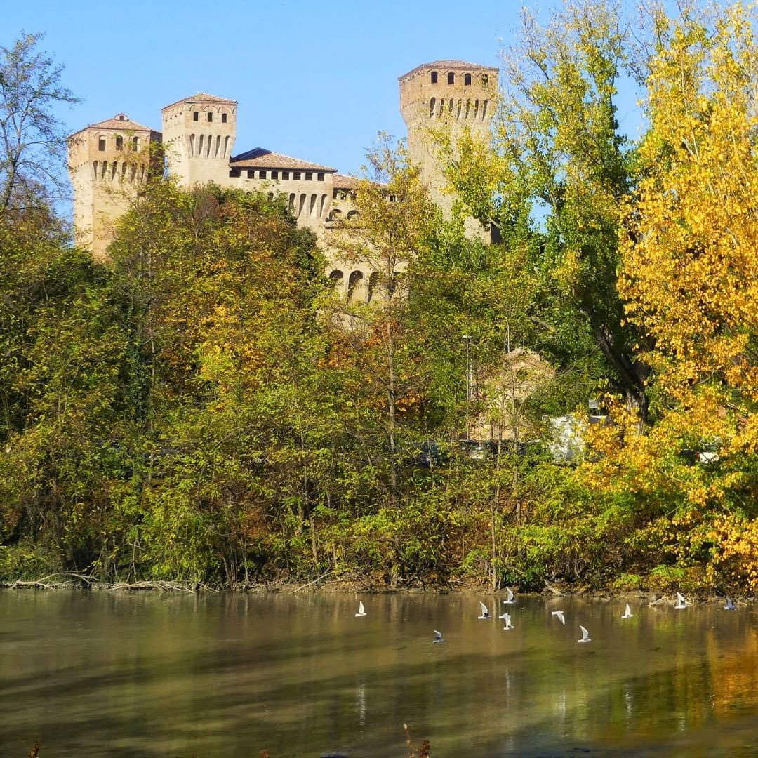 ModenaDintorni's tweet photo. La Rocca di Vignola, baciata dai colori autunnali 🍂😍

Ph Massimo Dondi https://t.co/kk5U0Q89K9