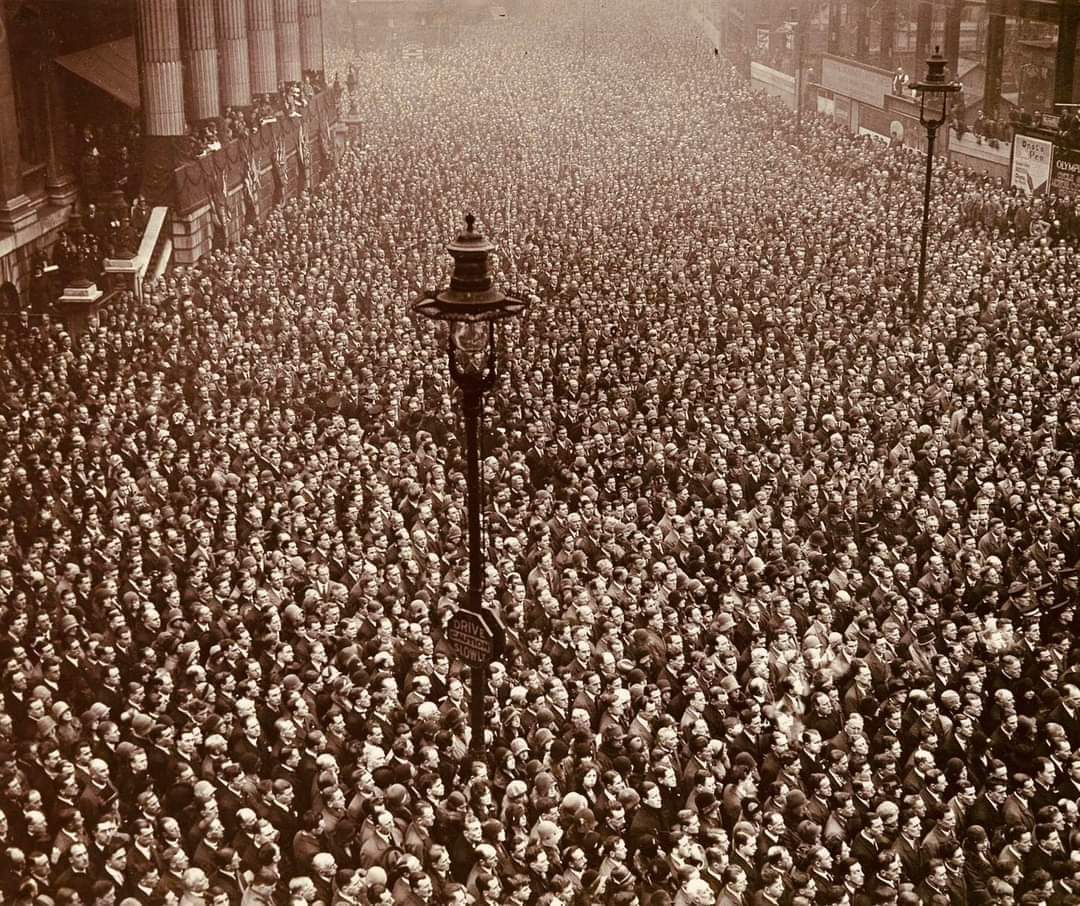 Glo_Thienel's tweet photo. A remarkable photograph capturing the first two minutes of silence in London, 105 years ago. We will remember them.
#ArmisticeDay https://t.co/evvWzGzge1