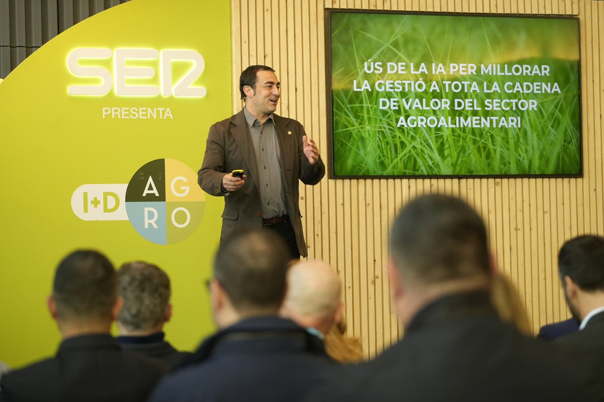 <a href="/sandrage76/">Sandra Guaita Esteruelas</a> <a href="/Eng_Agronoms/">Enginyers Agrònoms de Catalunya</a> <a href="/agriculturacat/">Agricultura</a> 📢 La primera ponència: “Ús de la IA per millorar la gestió a tota la cadena de valor del sector agroalimentari” ha anat a càrrec d’<a href="/Agustikablanc/">Agusti Jardi</a>, soci i director acadèmic a BIMmaster PRO i soci fundador i director de l’Àrea de Consultoria a <a href="/apogeaBIM/">APOGEA</a> 🤖