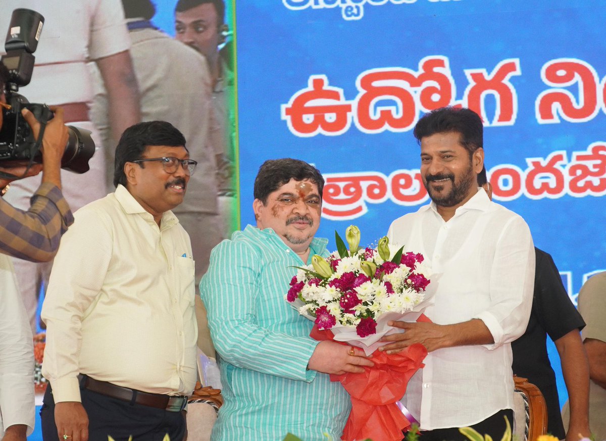 Ponnam_INC's tweet photo. Appointment letters were presented to Assistant Motor Vehicle Inspectors (AMVI) at the Khairatabad Transport Department office, in the presence of Chief Minister Revanth Reddy Garu and Other Chief guests 
@revanth_anumula @TelanganaCMO https://t.co/uJDbafXFJA