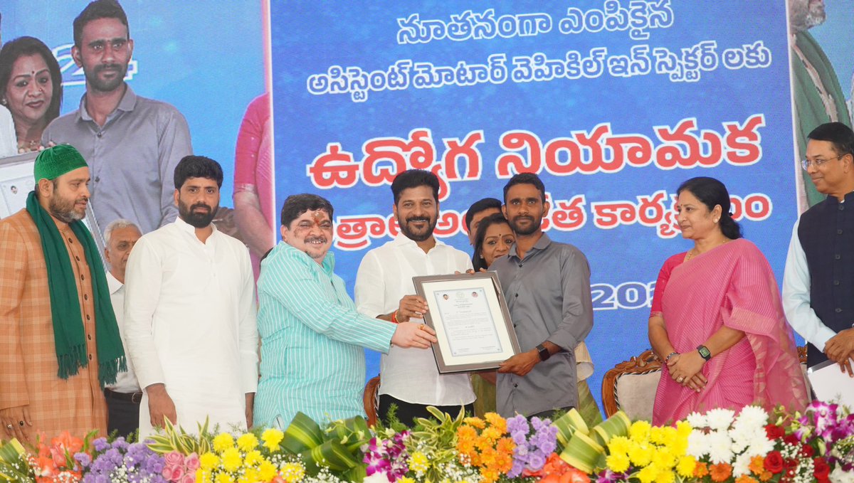 Ponnam_INC's tweet photo. Appointment letters were presented to Assistant Motor Vehicle Inspectors (AMVI) at the Khairatabad Transport Department office, in the presence of Chief Minister Revanth Reddy Garu and Other Chief guests 
@revanth_anumula @TelanganaCMO https://t.co/uJDbafXFJA