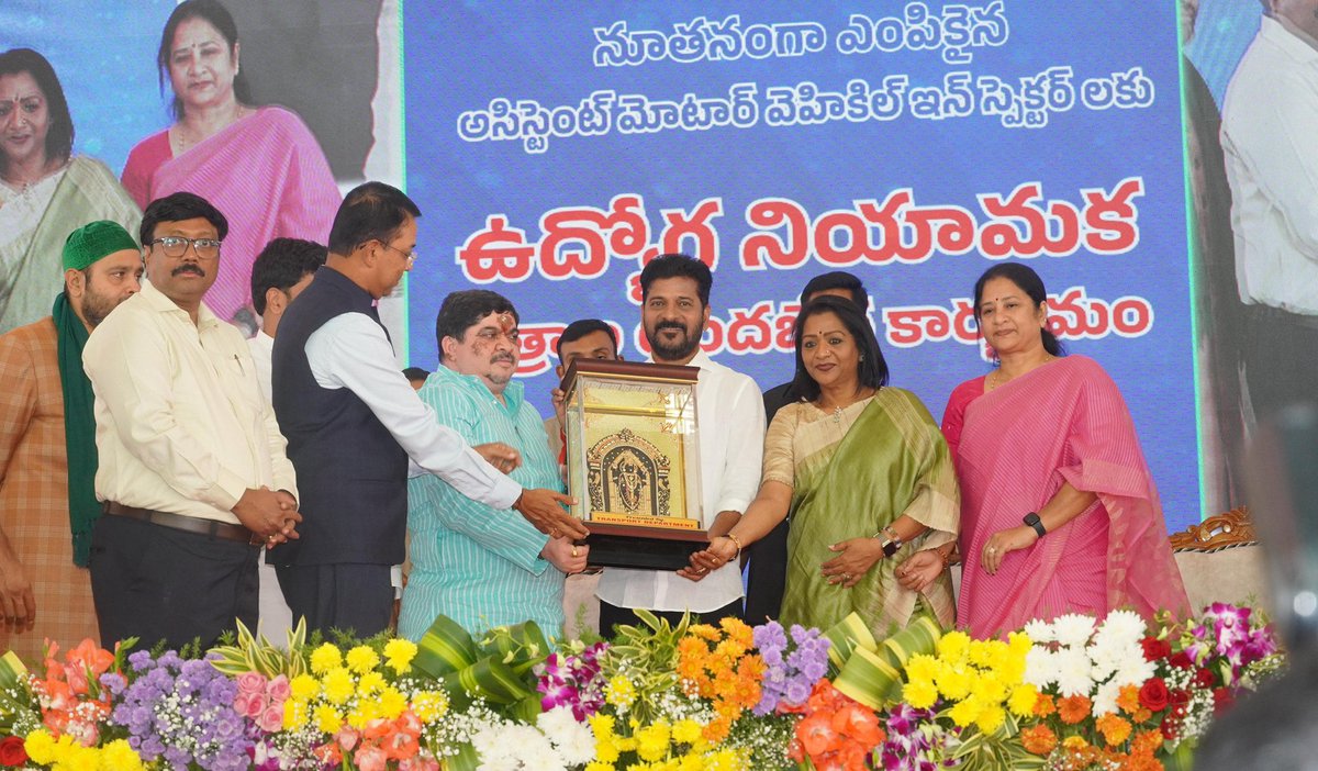 Ponnam_INC's tweet photo. Appointment letters were presented to Assistant Motor Vehicle Inspectors (AMVI) at the Khairatabad Transport Department office, in the presence of Chief Minister Revanth Reddy Garu and Other Chief guests 
@revanth_anumula @TelanganaCMO https://t.co/uJDbafXFJA