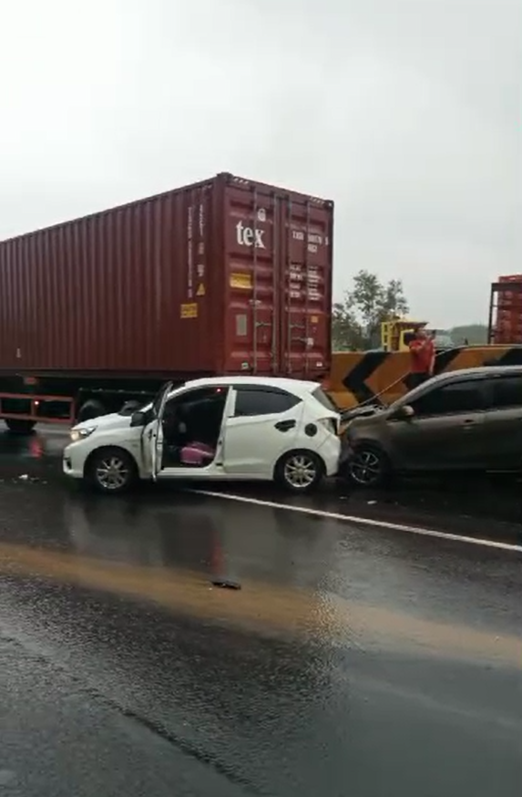 e100ss's tweet photo. 16.49: Update #kecelakaan di KM 92 #TolPurbaleunyi, ruas Tol Cipularang arah Jakarta.  Jasamarga Metropolitan Tollroad melalui rilis pers menyatakan penyebab dan korban dalam kecelakaan itu masih dalam proses pendataan bersama pihak Kepolisian. Sampai saat ini kendaraan yang sudah diketahui adalah sebuah truk bermuatan kardus.

Saat ini Petugas Representative Office 3 Jasamarga Metropolitan Tollroad (JMT) melalui Jasamarga Tollroad Operator (JMTO) dan Kepolisian dilengkapi dengan ambulance, derek dan rescue telah berada di lokasi kejadian dan melakukan pengaturan yang dibutuhkan.

Lalu lintas di Ruas Tol Cipularang KM 92 arah Jakarta tertutup, sedangkan jalur sebaliknya dibuka dua lajur untuk dapat dilalui. Jasa Marga memohon maaf atas ketidaknyamanan yang dialami akibat kejadian tersebut dan selama proses evakuasi berlangsung.

Sebagai upaya mengurai kepadatan, pengguna jalan dari Bandung arah Jakarta yang akan melintas, dialihkan keluar melalui Gerbang Tol (GT) Cikamuning di KM 116 dan masuk Kembali melalui GT Jatiluhur di KM 84. (odp-is)