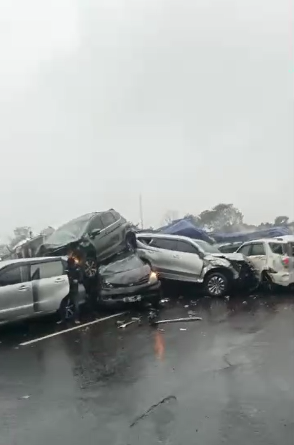 e100ss's tweet photo. 16.49: Update #kecelakaan di KM 92 #TolPurbaleunyi, ruas Tol Cipularang arah Jakarta.  Jasamarga Metropolitan Tollroad melalui rilis pers menyatakan penyebab dan korban dalam kecelakaan itu masih dalam proses pendataan bersama pihak Kepolisian. Sampai saat ini kendaraan yang sudah diketahui adalah sebuah truk bermuatan kardus.

Saat ini Petugas Representative Office 3 Jasamarga Metropolitan Tollroad (JMT) melalui Jasamarga Tollroad Operator (JMTO) dan Kepolisian dilengkapi dengan ambulance, derek dan rescue telah berada di lokasi kejadian dan melakukan pengaturan yang dibutuhkan.

Lalu lintas di Ruas Tol Cipularang KM 92 arah Jakarta tertutup, sedangkan jalur sebaliknya dibuka dua lajur untuk dapat dilalui. Jasa Marga memohon maaf atas ketidaknyamanan yang dialami akibat kejadian tersebut dan selama proses evakuasi berlangsung.

Sebagai upaya mengurai kepadatan, pengguna jalan dari Bandung arah Jakarta yang akan melintas, dialihkan keluar melalui Gerbang Tol (GT) Cikamuning di KM 116 dan masuk Kembali melalui GT Jatiluhur di KM 84. (odp-is)
