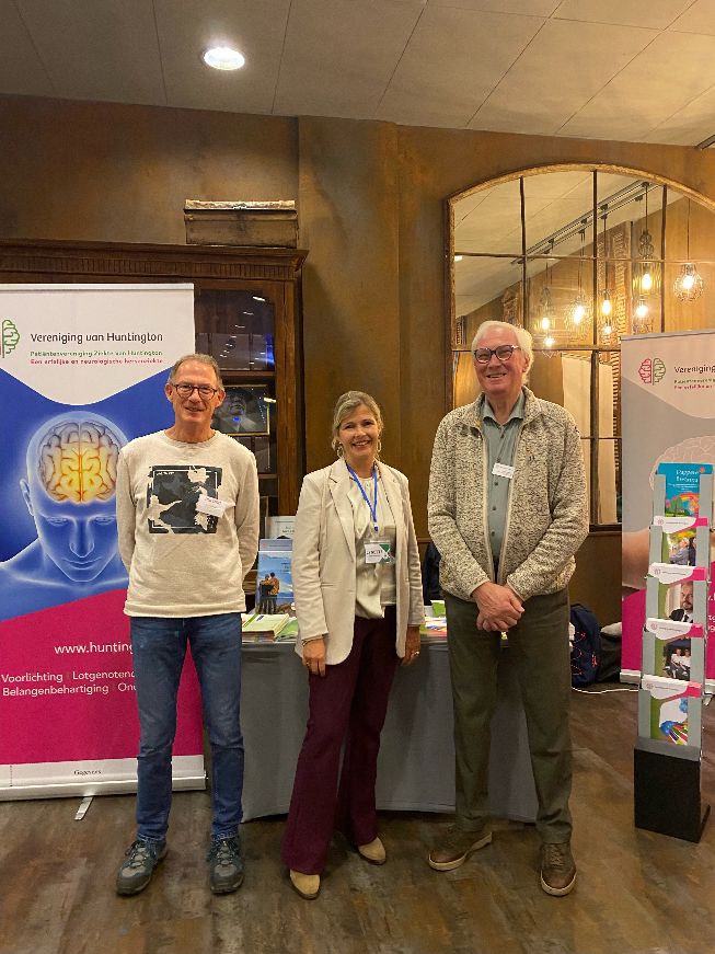 Op 8 november waren enkele deelnemers vanuit de Vereniging van Huntington, waaronder Lynette van der Burg, Arie Zwanenburg en Cor van Bommel, aanwezig op Nursing Experience, het Dementie Congres in Ede.
Ook vanuit andere hersenziekten waren standhouders vertegenwoordigd.