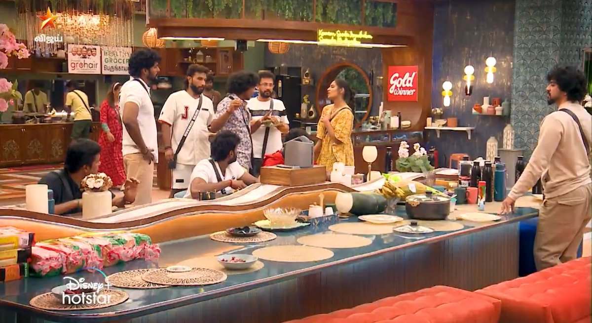 michaelarun_m's tweet image. #BiggBossTamil8

" Echa thattula irundhu edhuthu pottu saapdu-nu solradhu "

#Deepak paarthutiruka... Paarpom #Manners illaya #Muthukumaran-nu  kaetkararanu...!!!
