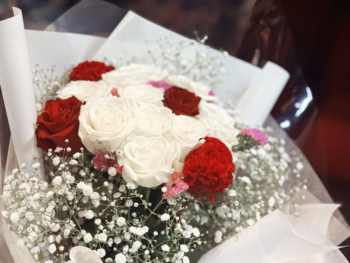 神代ロゼ生誕委員会2024 (@kamishiro_sekai) on Twitter photo スタンドフラワーと花束は
花広場mahiru(<a href="/_mahiru_/">よしえ店長 🌸名古屋フラスタ&キャラ花🌸</a>)様に
ご依頼させていただきました。
花束には白い薔薇や誕生花に意味を込め、
赤白をベースとした華麗なイメージのものにしました。
素敵なお花をありがとうございました! スタンドフラワーと花束は
花広場mahiru(<a href="/_mahiru_/">よしえ店長 🌸名古屋フラスタ&キャラ花🌸</a>)様に
ご依頼させていただきました。
花束には白い薔薇や誕生花に意味を込め、
赤白をベースとした華麗なイメージのものにしました。
素敵なお花をありがとうございました!