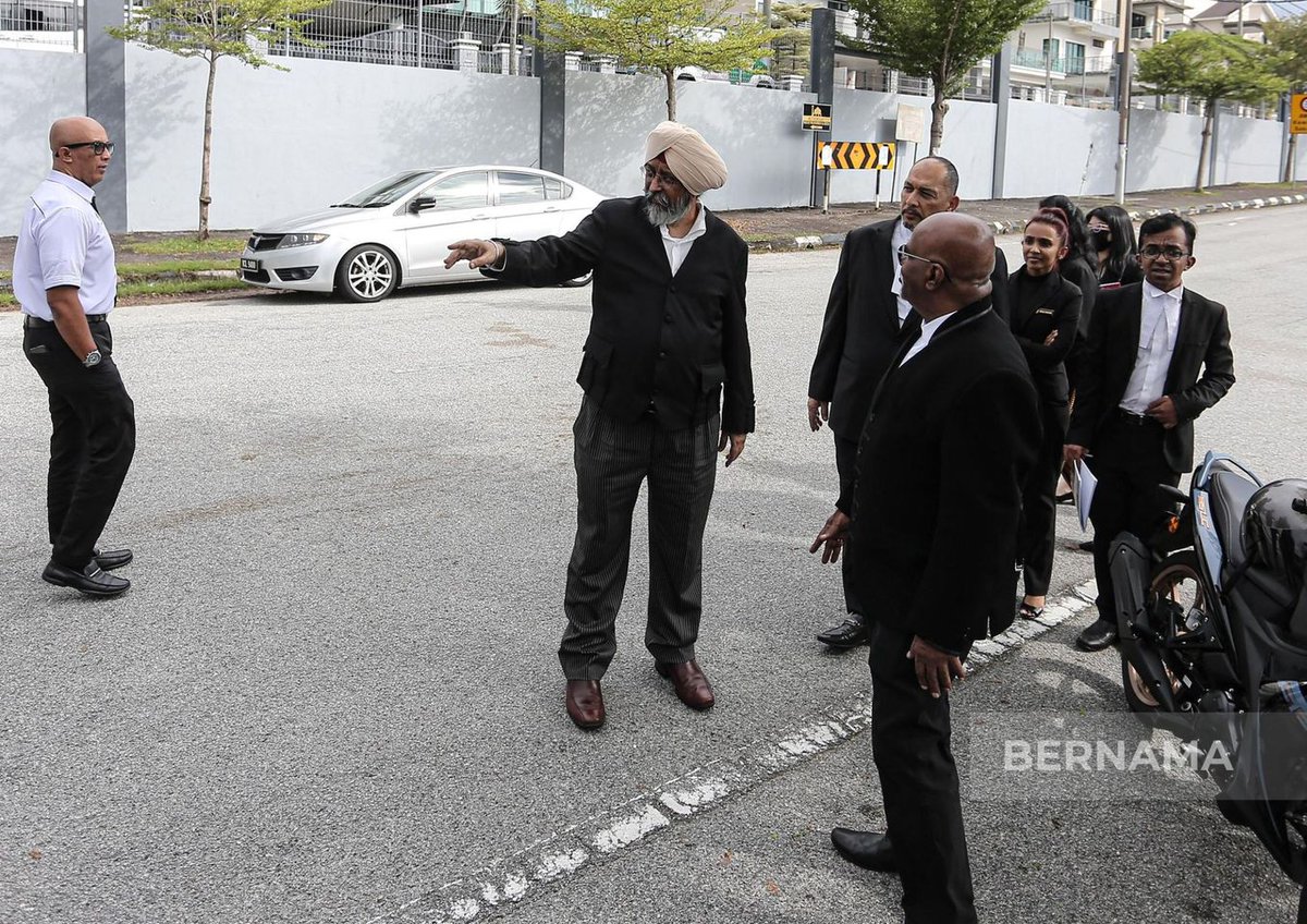bernamadotcom's tweet photo. Hakim Mahkamah Tinggi Ipoh Datuk Bhupindar Singh Gucharan Singh Preet dan barisan timbalan pendakwa raya serta peguam ketika hadir melawat lokasi kejadian berkaitan dengan kes kejadian kemalangan yang menyebabkan kematian seorang pelajar sekolah Muhammad Zaharif Affendi Muhd Zamrie pada Disember tahun lepas.

📷 Farhan Najib | BERNAMA

#BernamaNews 
#BernamaImages