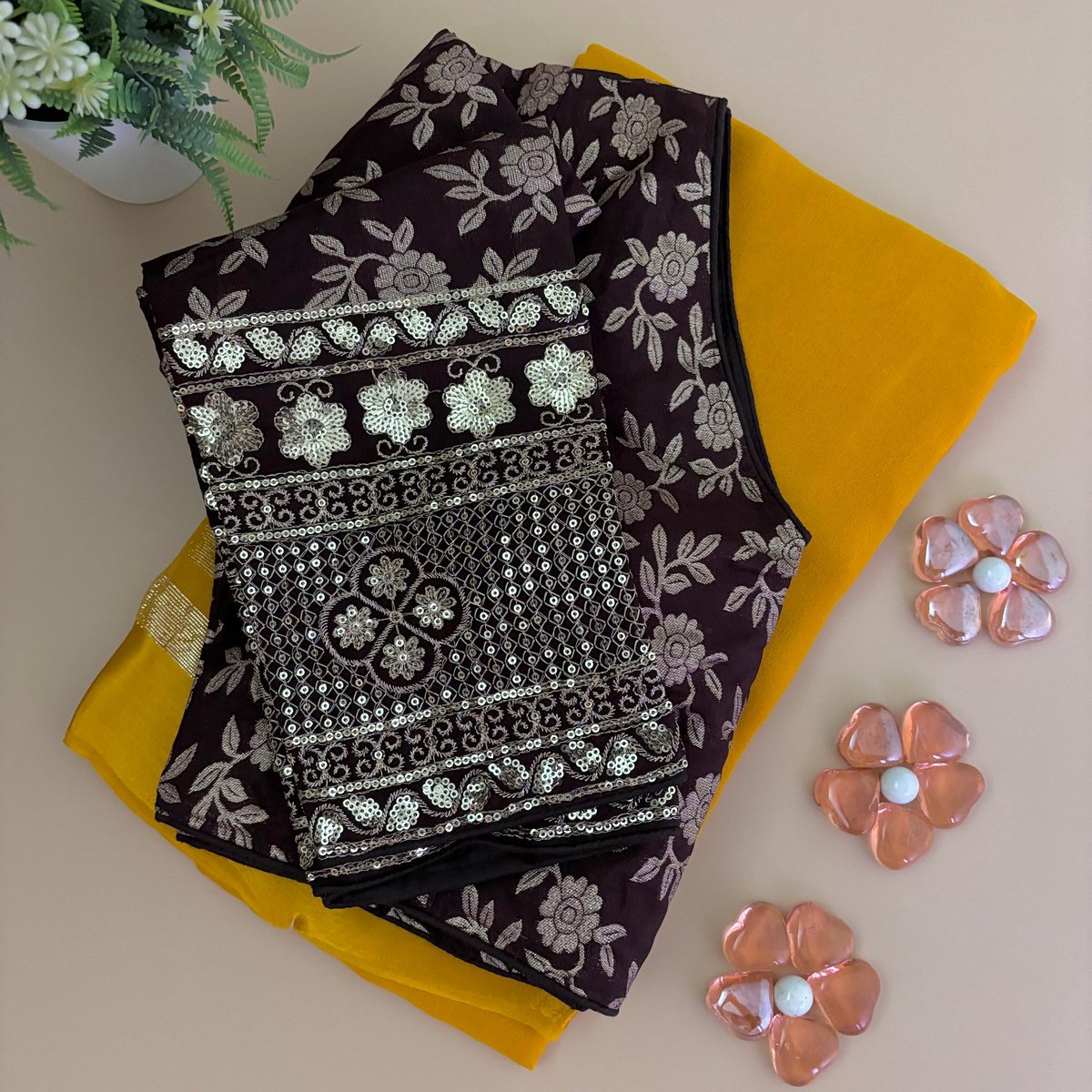Pavankabraa's tweet photo. Saree and Blouse combo

Saree Details :
Length 5.50 meters
Fabric. Pure Viscous Georgette Fabric 
With Satin Patti

Blouse Details:
Size 38 with margin up to 40
Fabric. Cola Silk
Sleeve Length 20 Inch
Back open
Padded
Inner Yes

No COD https://t.co/waemel7tAQ